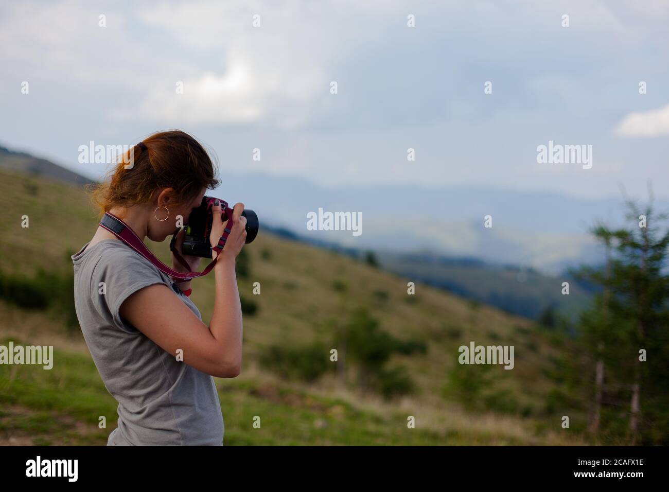 Mädchen Fotografin schießt hoch in den Bergen Stockfoto