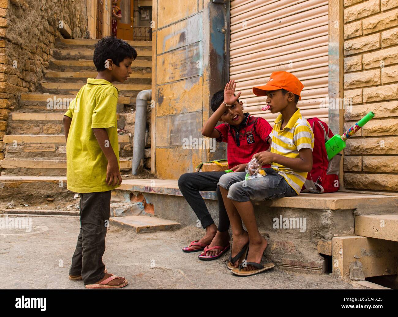 Jaisalmer, Rajasthan / Indien - juli 22 2020 : Kinder spielen und posieren, wenn sie bemerken, der Fotograf nimmt ihr Bild auf den Straßen spielen Stockfoto