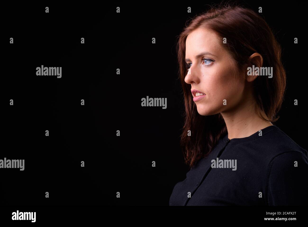 Porträt von jungen schönen Frau mit braunen Haaren Stockfoto