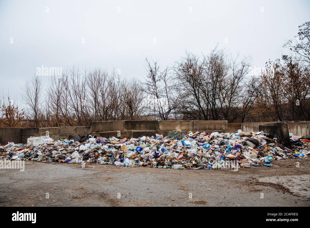 Dneprorudnoe/Ukraine - Januar 29 2020:Mülldeponie auf dem Gras in der Nähe des Flusses. Ökologische Katastrophe. Unzulässiger Speicherauszug. Verschmutzung der Natur. Stockfoto
