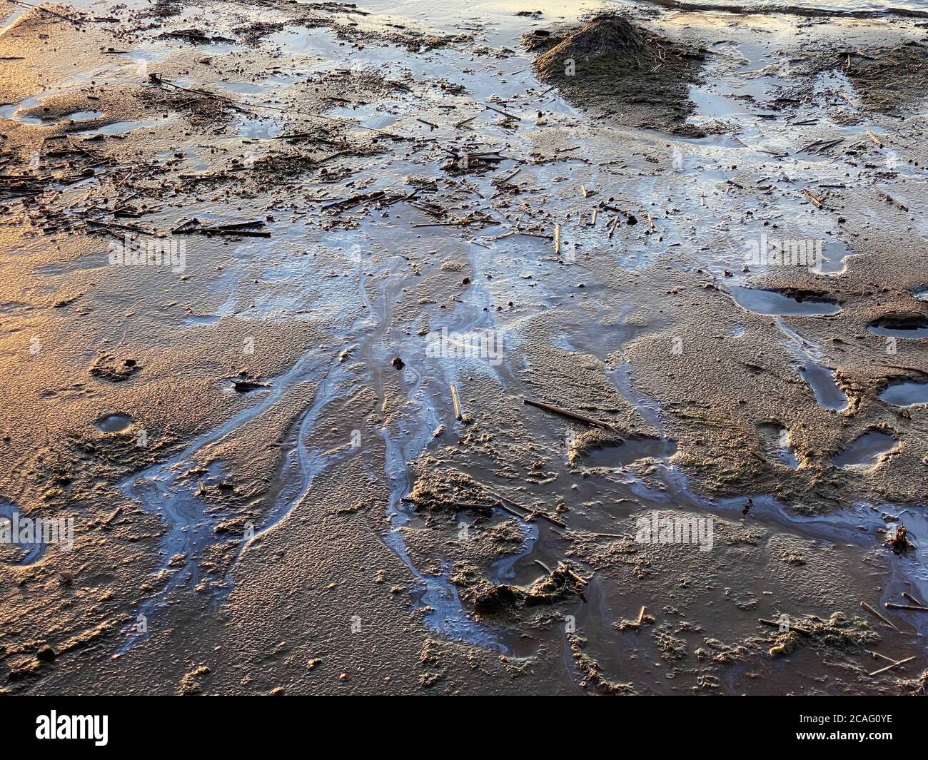 Ölflecken am Strand Sand Umweltkatastrophe Stockfoto