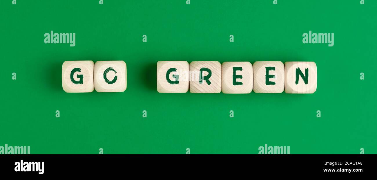 Umweltschutz oder Naturschutz Konzept. Das Wort geht grün auf Holzwürfeln vor grünem Hintergrund. Stockfoto