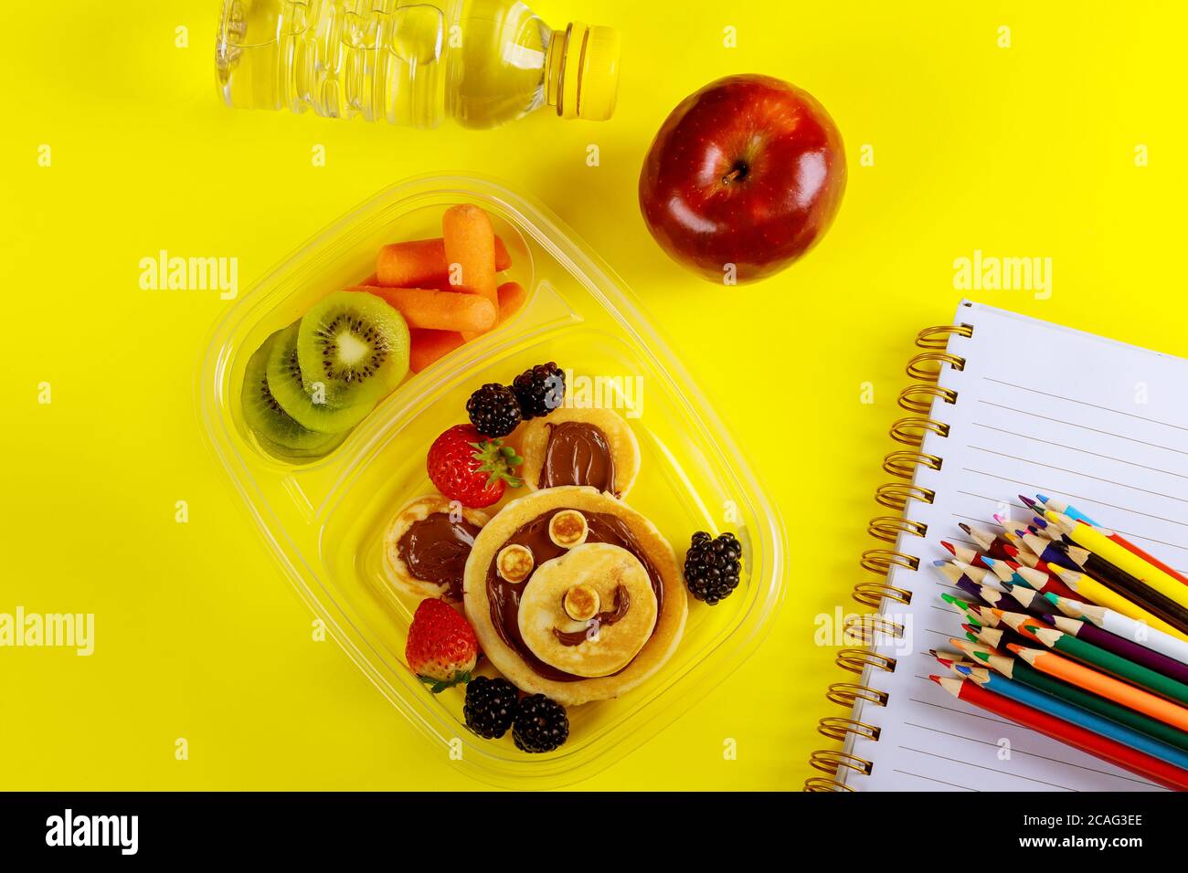 Gesunde Lunchbox mit Pfannkuchen und Haselnussaufstrich, Obst und Gemüse. Zurück zur Schule Konzept. Stockfoto