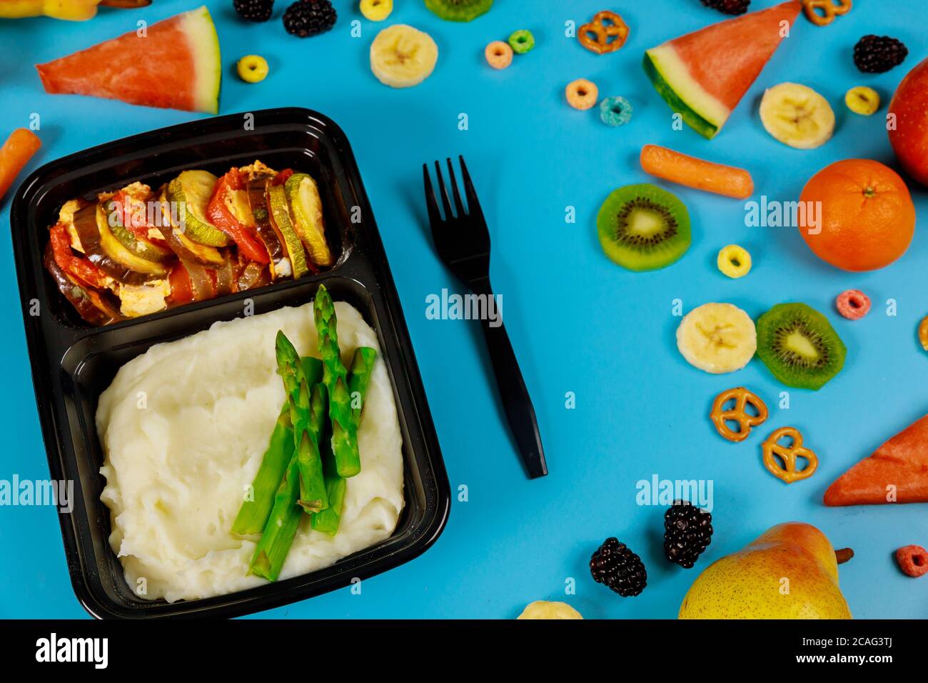 Lunchboxen mit Kartoffelpüree und Gemüse bereit für die Arbeit oder die Schule. Mittagsmenü. Stockfoto