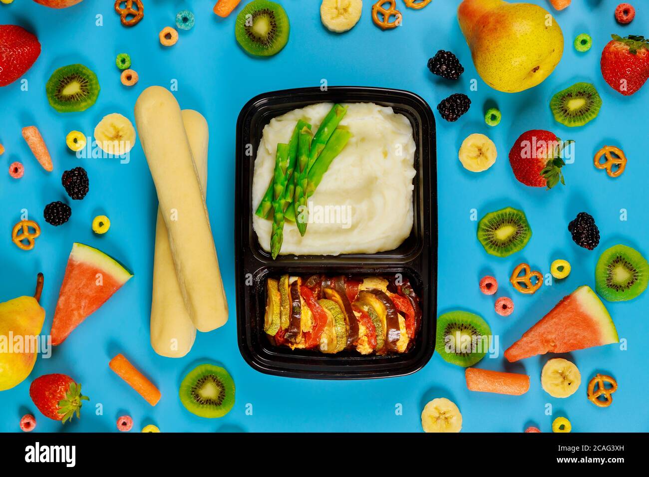 Vegetarisches Mittagessen in einem Behälter. Kartoffelpüree mit Spargel, Gemüse und Brotstock. Stockfoto