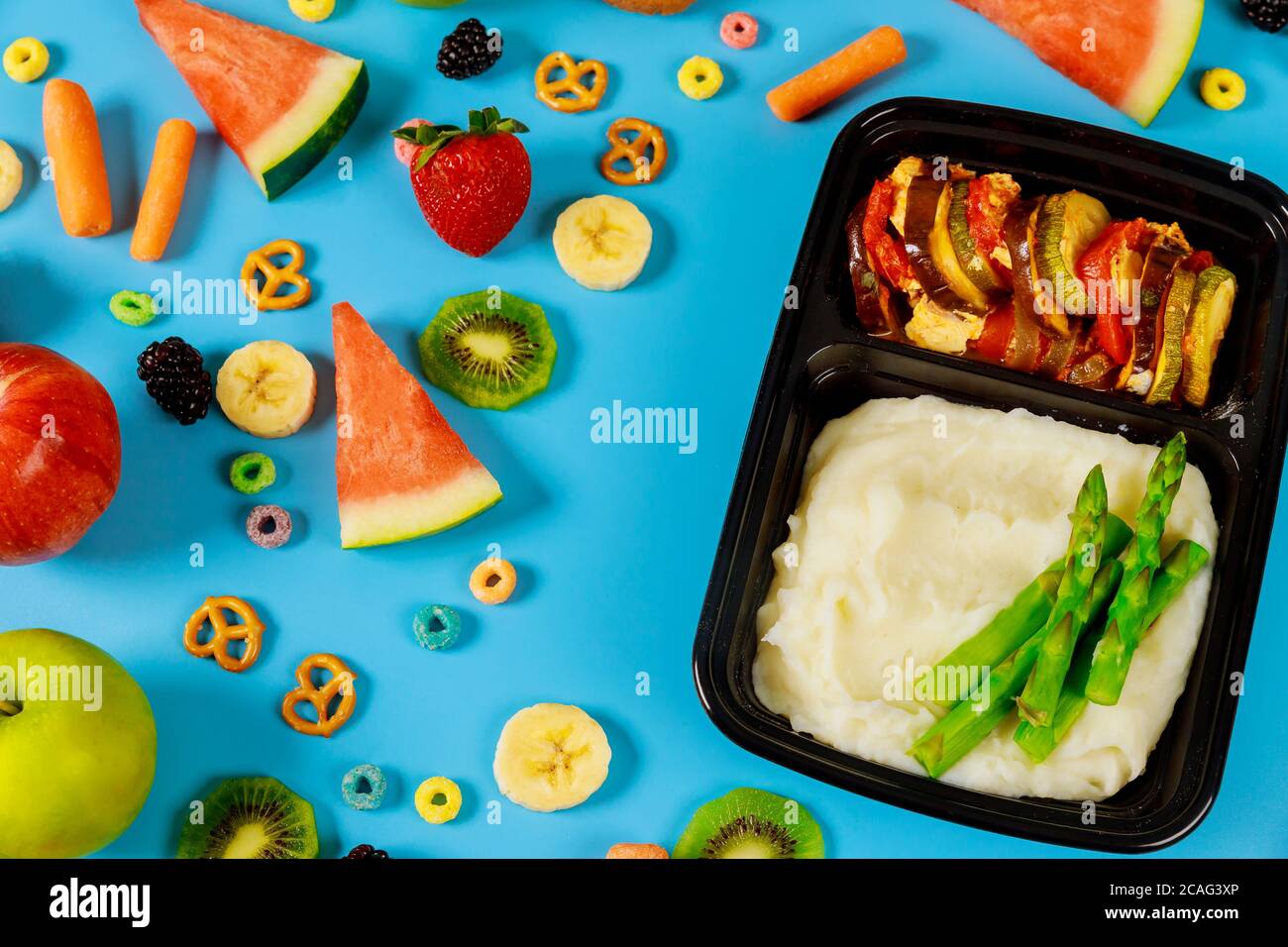 Lunchboxen mit Kartoffelpüree und Gemüse bereit für die Arbeit oder die Schule. Mittagsmenü. Stockfoto