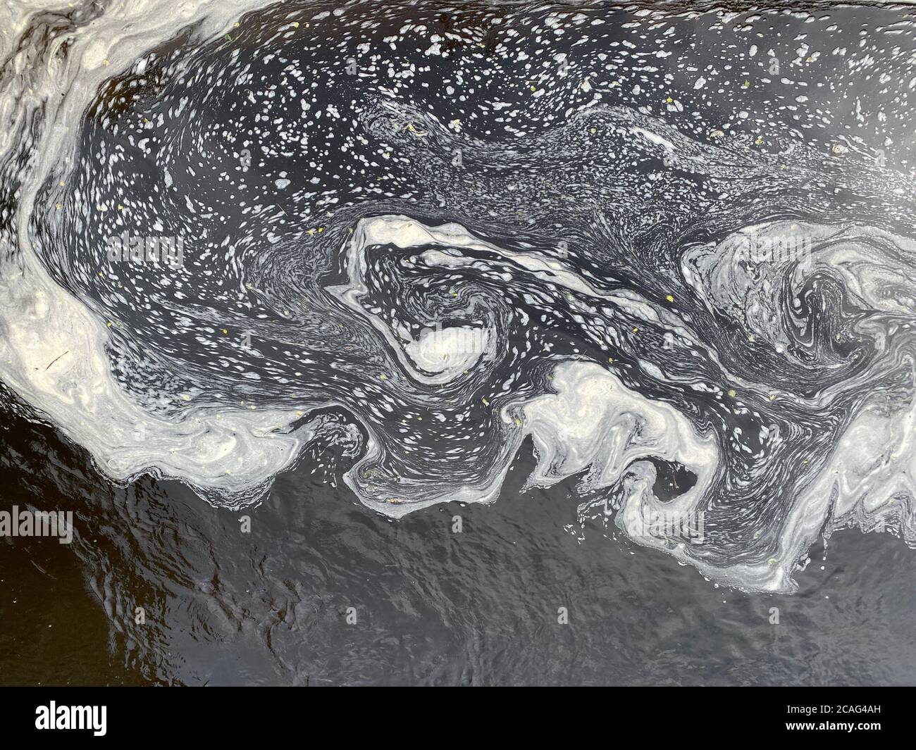 Abstraktes Meerwasser mit weißem Schaum, Natur Hintergrund Konzept Stockfoto