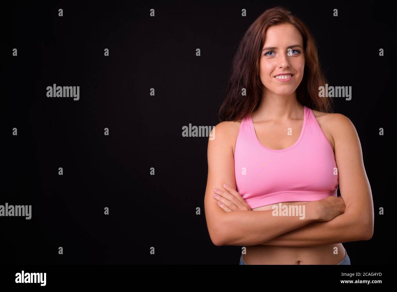 Portrait von glücklichen jungen schönen Frau bereit für die Turnhalle Stockfoto