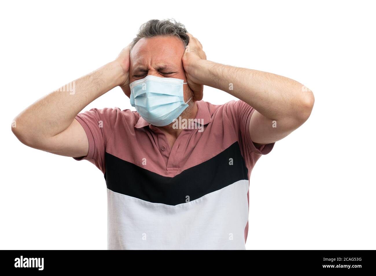 Kranker erwachsener Mann mit schmerzhafter Migräne, die Kopf und Ohren  bedeckt Mit Händen tragen Einweg covid19 Schutzmaske isoliert auf weiß  studio-Hintergrund Stockfotografie - Alamy