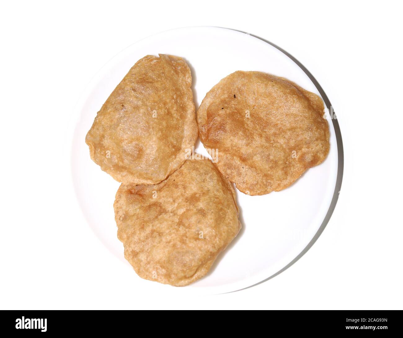 Puffed gebratenen puri isoliert auf einem weißen Hintergrund isoliert auf Ein weißer Hintergrund Stockfoto