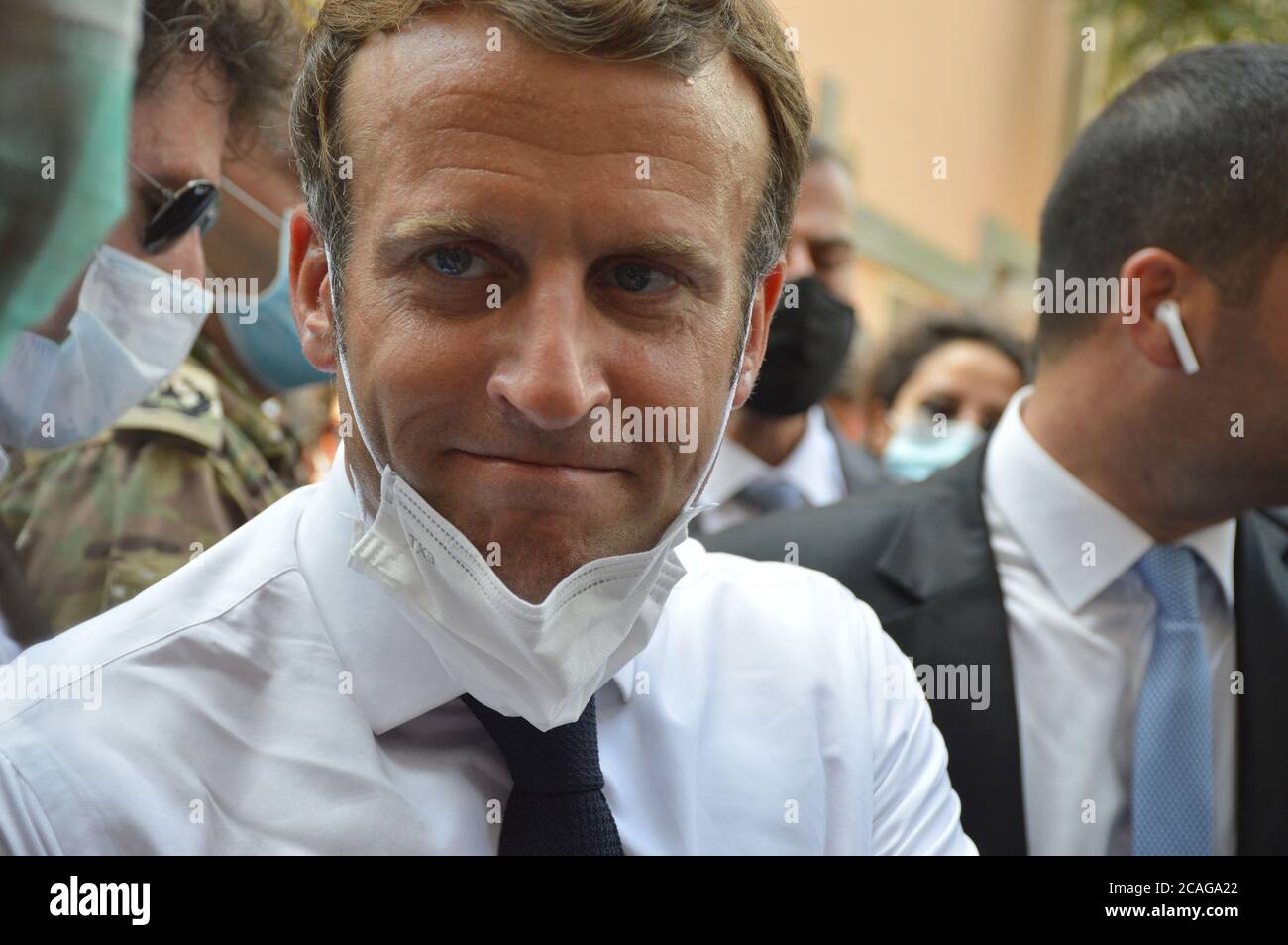 Beirut, Libanon, 6. August 2020. Der französische Präsident Emmanuel Macron, umgeben vom libanesischen Volk, diskutiert von Herzen. Crersdit: James chehab/ Alamy Live Nachrichten Stockfoto