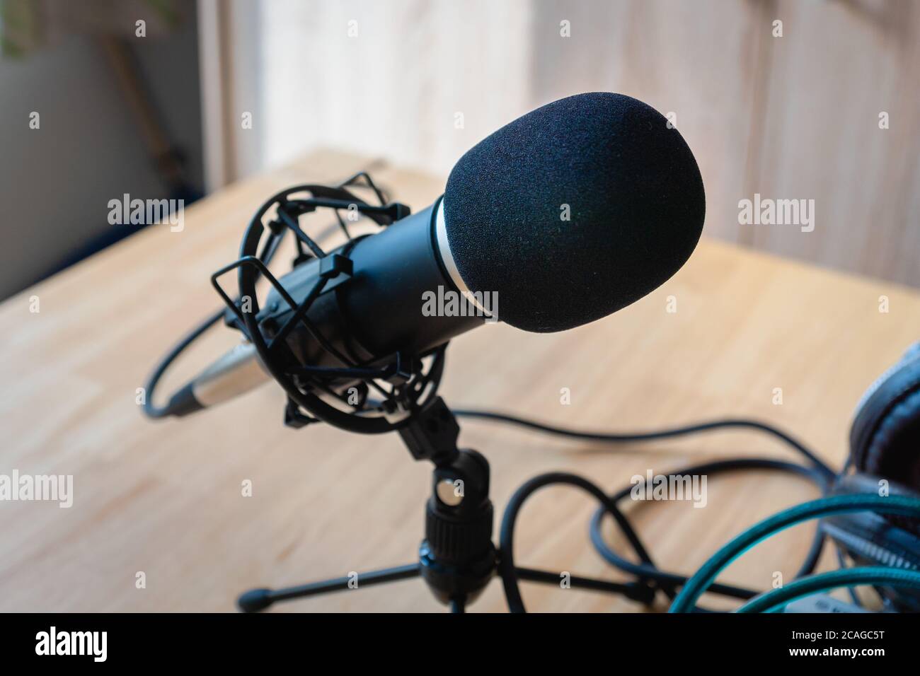 Mikrofon - professionelles Kondensatormikrofon in einem Heimstudio für Podcast, Musikproduktion, Voice over, Aufnahme Stockfoto