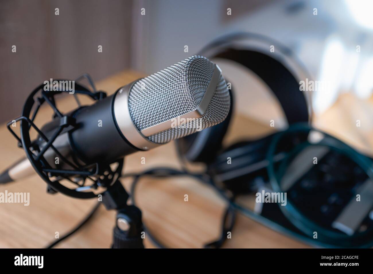 Mikrofon - professionelles Kondensatormikrofon in einem Heimstudio für Podcast, Musikproduktion, Voice over, Aufnahme Stockfoto