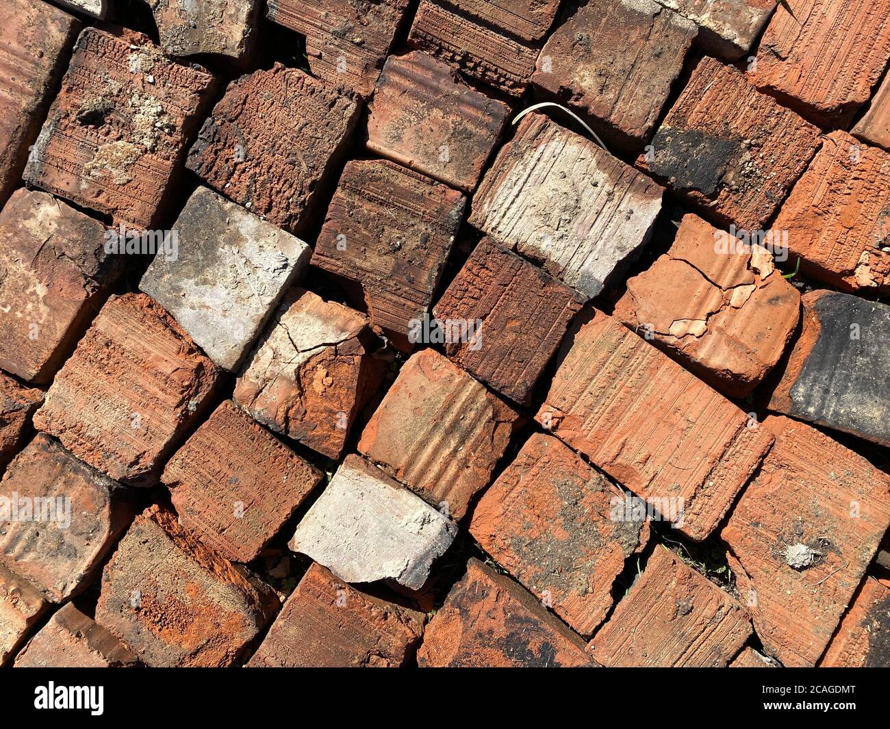 Rote alte Ziegel in einer Ebene gelegt Stockfoto