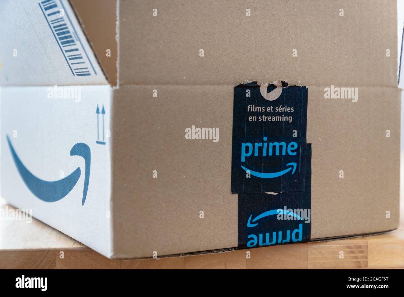 Amazon Standard-Versandkarton in der EU mit Amazon Prime-Logo-Scotch-Band. Amazon.com, Inc. Ist ein US-amerikanisches multinationales Technologieunternehmen Stockfoto