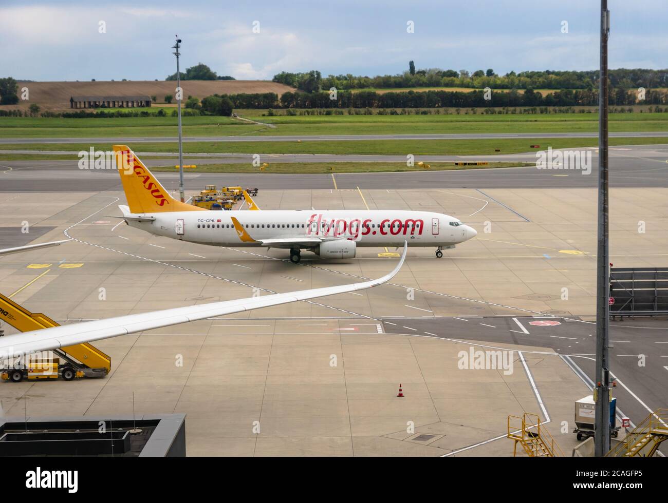 Wien, Österreich - Juli 2020: Pegasus Airlines Flugzeuge auf Start- und Landebahn des Flughafen Wien Schwechat. Pegasus Airlines ist eine türkische Low-Cost-Fluggesellschaft Stockfoto