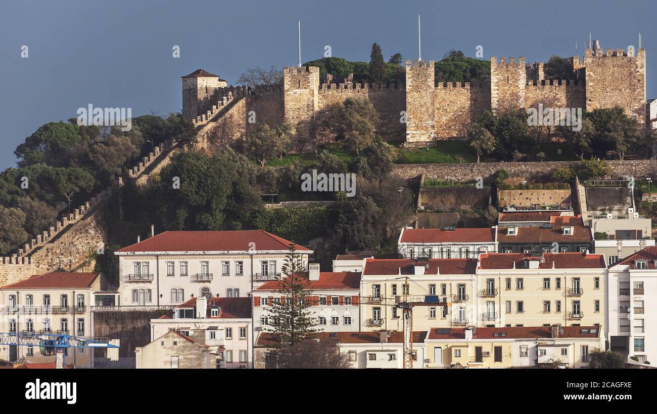 Burg Sao Jorge in Lissabon vom Aussichtspunkt Sao Pedro de Alcantara, Portugal. Stockfoto