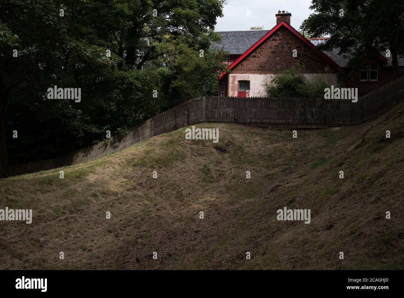 Antonine Wall Graitch aus der Römerzeit in der Watling Lodge, in Falkirk, Schottland, am 6. August 2020. Stockfoto
