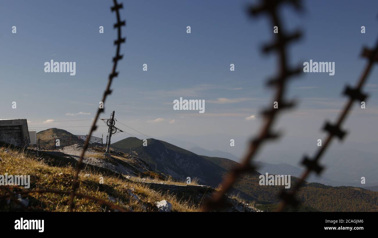 Ein Blick von verlassenen Skisprunganlage am Mt. Bjelasnica in der Nähe der bosnischen Hauptstadt Sarajevo Stockfoto