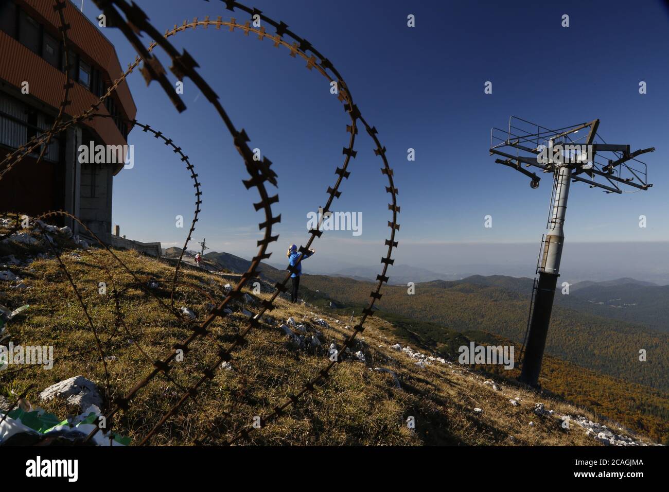 Ein Blick von verlassenen Skisprunganlage am Mt. Bjelasnica in der Nähe der bosnischen Hauptstadt Sarajevo Stockfoto