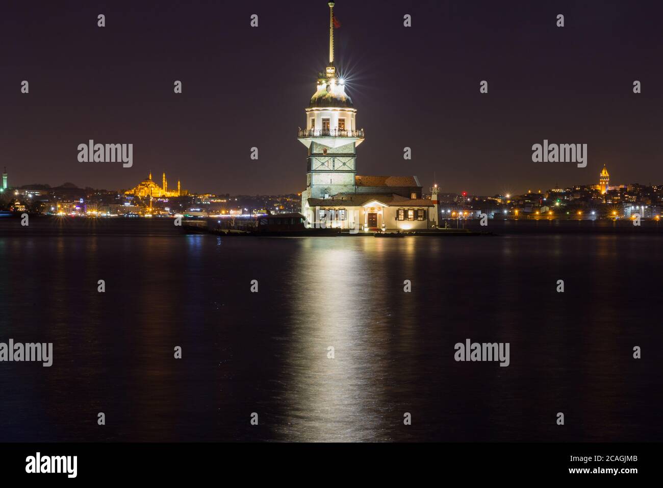 Berühmter Maiden-Turm in Istanbul, Türkei. Lange Belichtung Nachtlichter Stockfoto