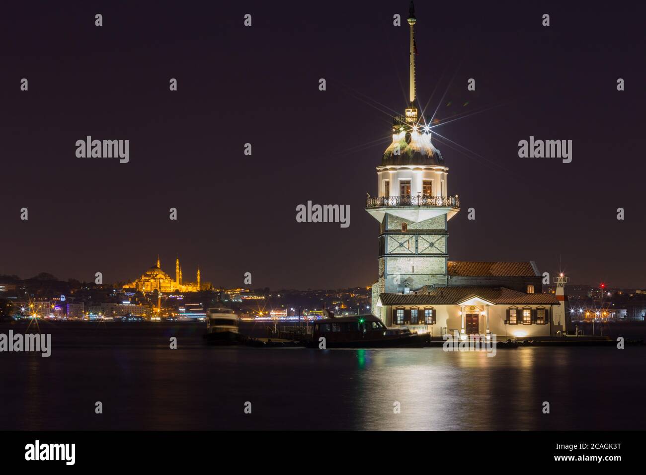 Berühmter Maiden-Turm in Istanbul, Türkei. Lange Belichtung Nachtlichter Stockfoto