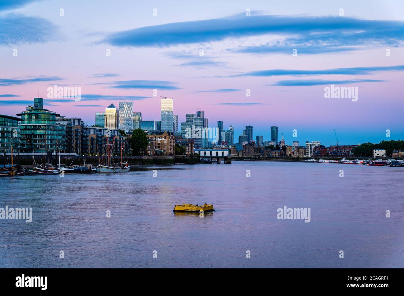 Blick auf Canary Wharf von der Tower Bridge, mit einem rosa Himmel, London Stockfoto