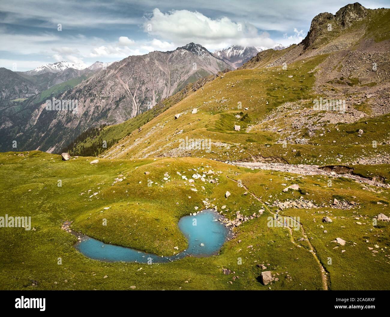 Schöne Landschaft der Bergseen und kleine Touristen auf der Straße. Luftaufnahme auf der Drohne Stockfoto