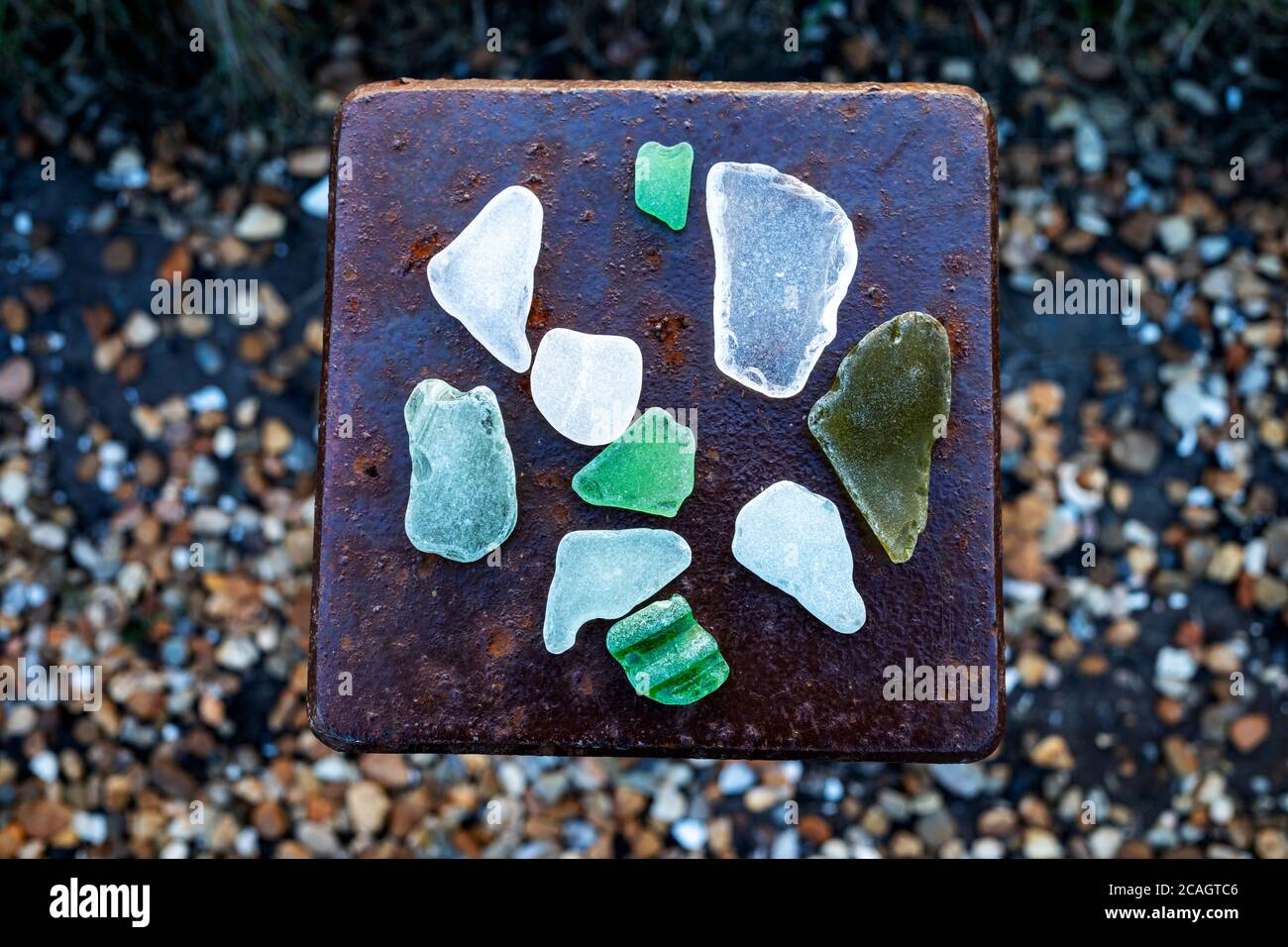 Die Fragmente des Glases, die auf dem Strand ausgewaschen sind Stockfoto