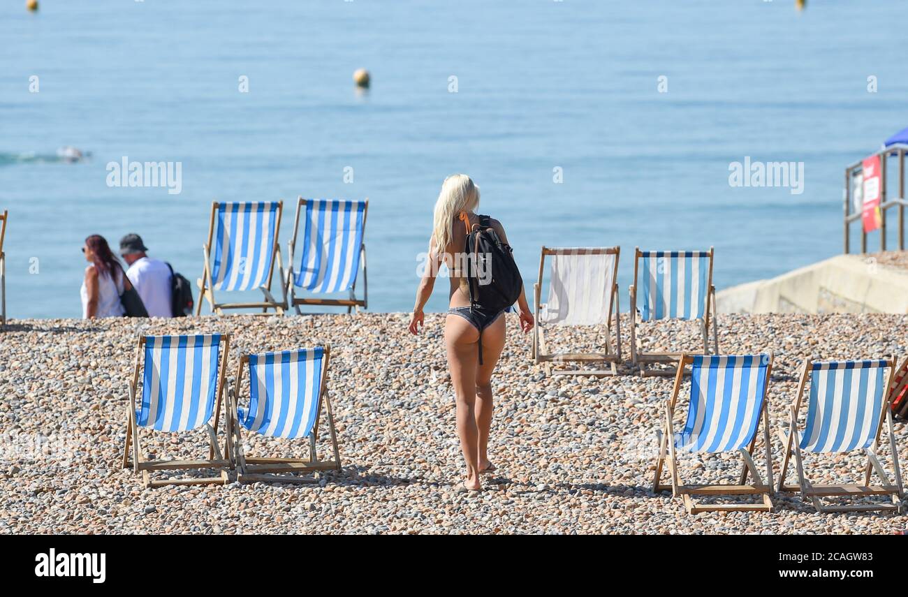 Brighton UK 7. August 2020 - Sonnenanbeter genießen das schöne heiße, sonnige Wetter am Brighton Beach an dem, was vorhergesagt wurde, der heißeste Tag des Jahres zu sein, mit Temperaturen, die das hohe 30 in einigen Teilen des Südostens heute erreichen: Kredit Simon Dack / Alamy Live Nachrichten Stockfoto
