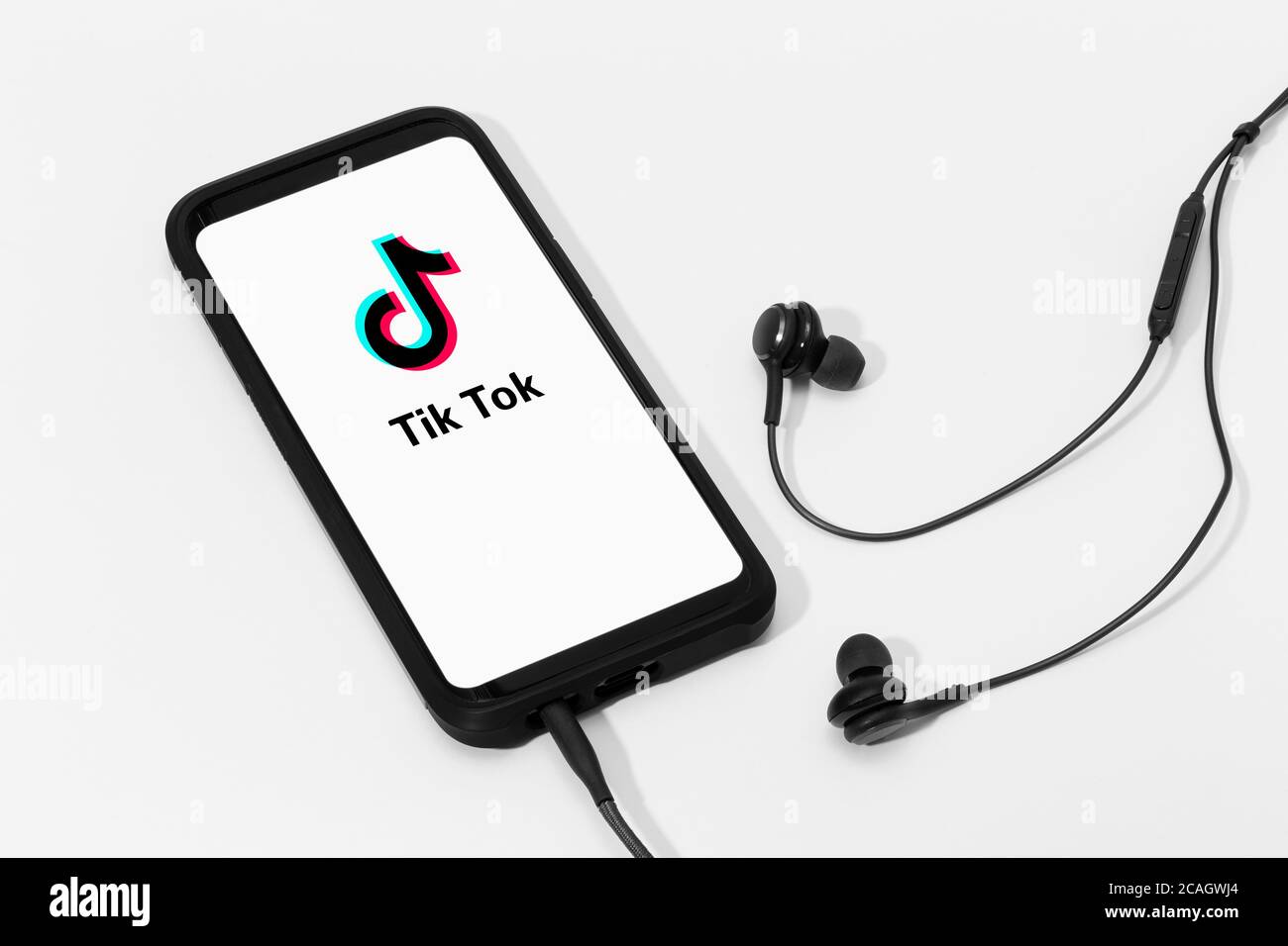 Galicia, Spanien; 25. märz 2020 : Kopfhörer und Smartphone-Bildschirm mit Tik Tok-Logo Stockfoto