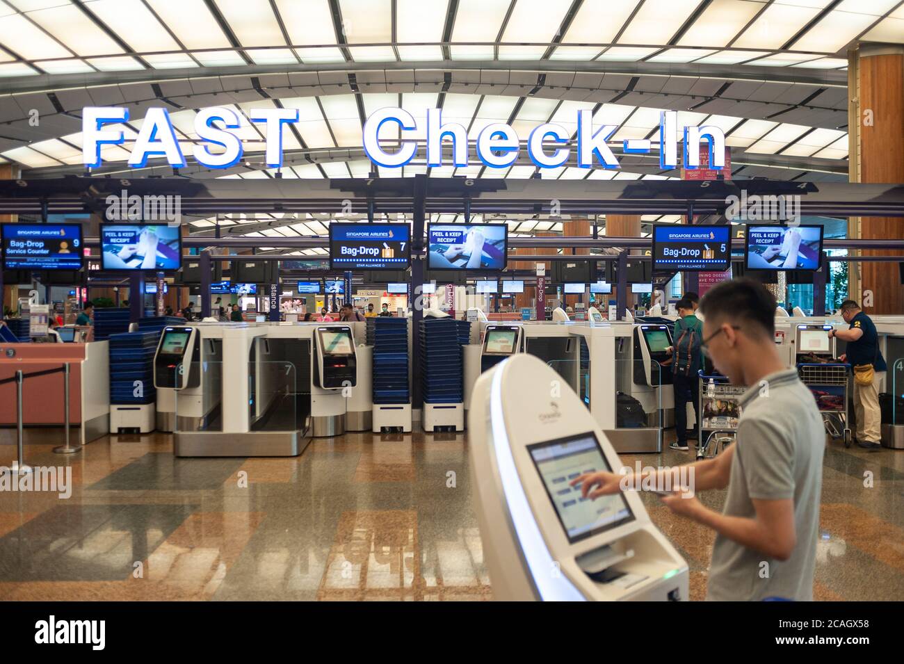 31.01.2020, Singapore, , Singapore - schneller Check-in-Bereich mit elektronischen Check-in-Automaten im Terminal 2 am Changi International Airport, nur einige von uns Stockfoto