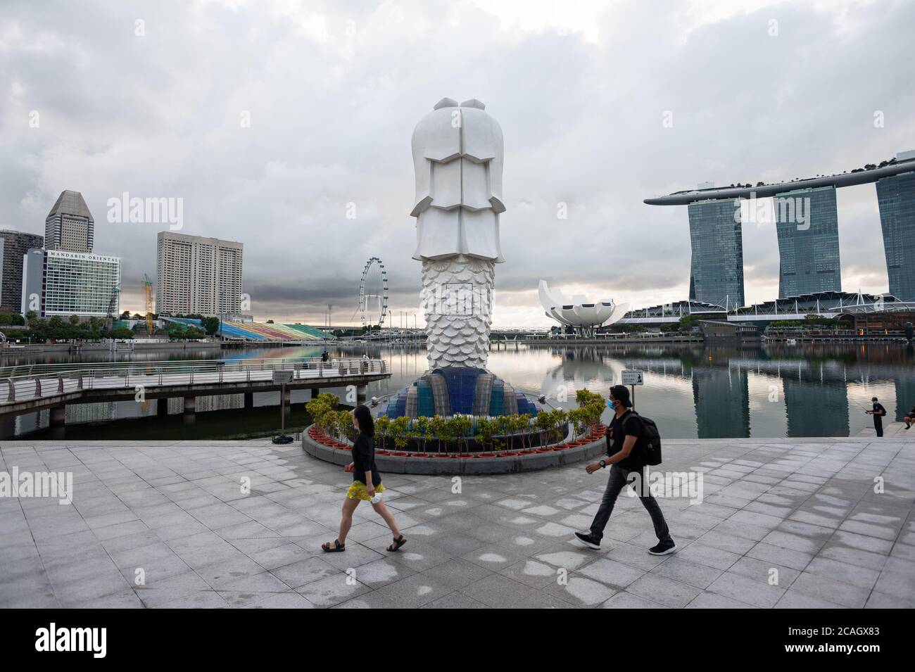 19.06.2020, Singapur, , Singapur - Morgenpausen am ersten Tag der Phase 2 der mehrphasigen Wiedereröffnung nach der anfänglichen Beschränkung über Marina Stockfoto