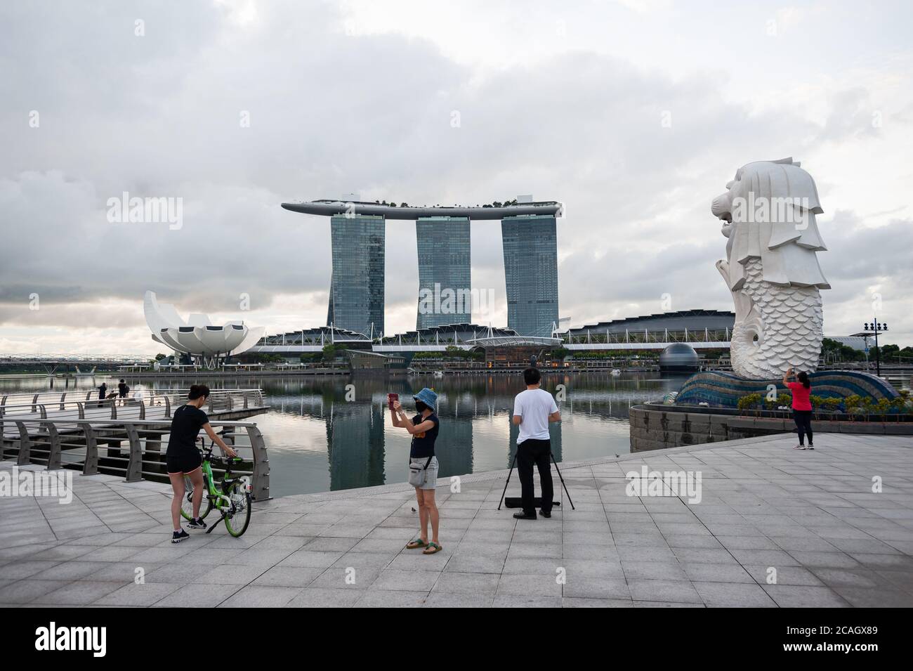 19.06.2020, Singapur, , Singapur - die Morgenröte bricht am ersten Tag der Phase 2 der mehrstufigen Wiedereröffnung nach der anfänglichen Beschränkung auf Marina Ba ab Stockfoto