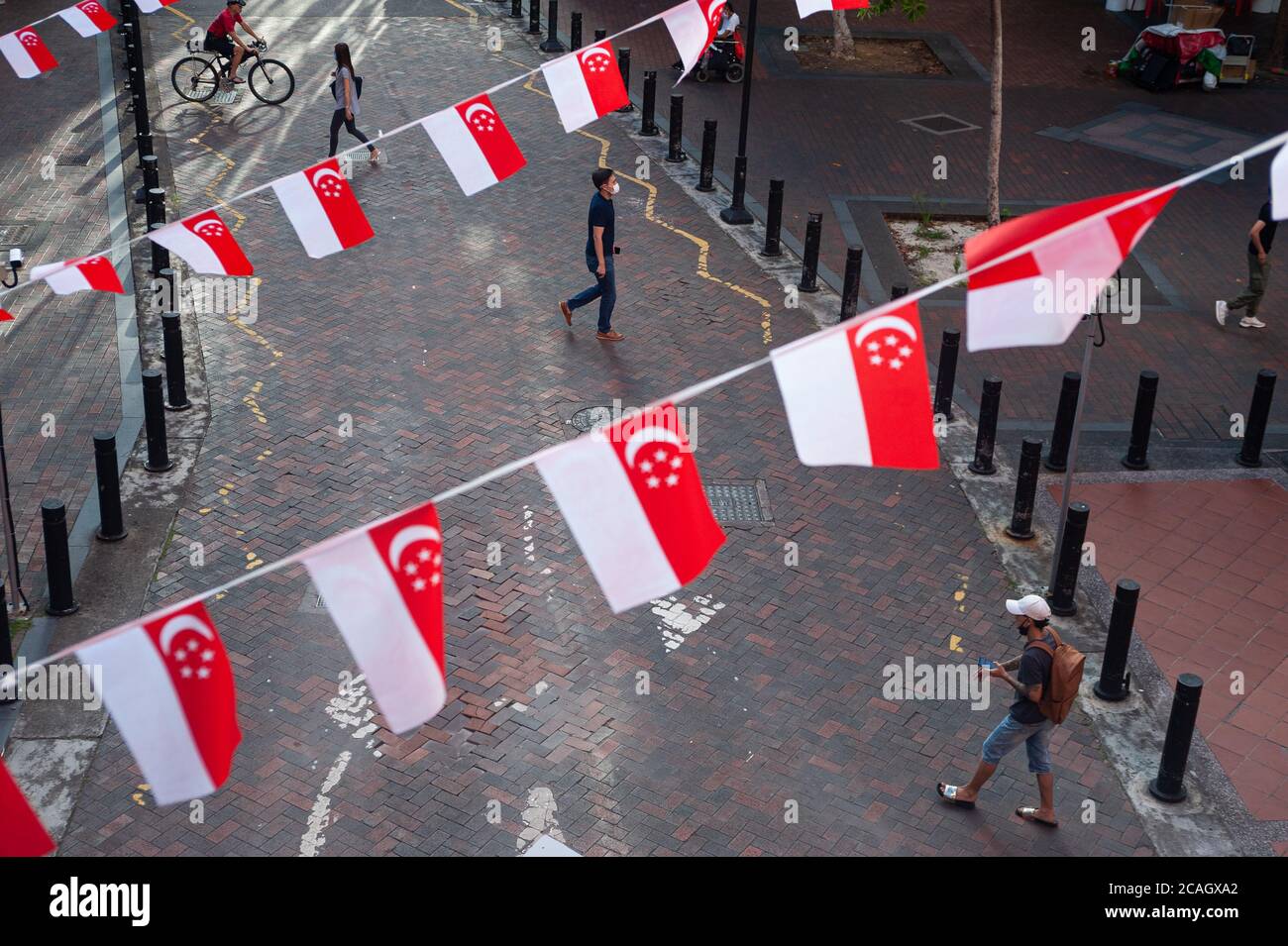 16.07.2020, Singapur, , Singapur - erhöhte Ansicht von kleinen Flaggen in den Nationalfarben des Stadtstaates, die als Wimpelketten über einem Stockfoto