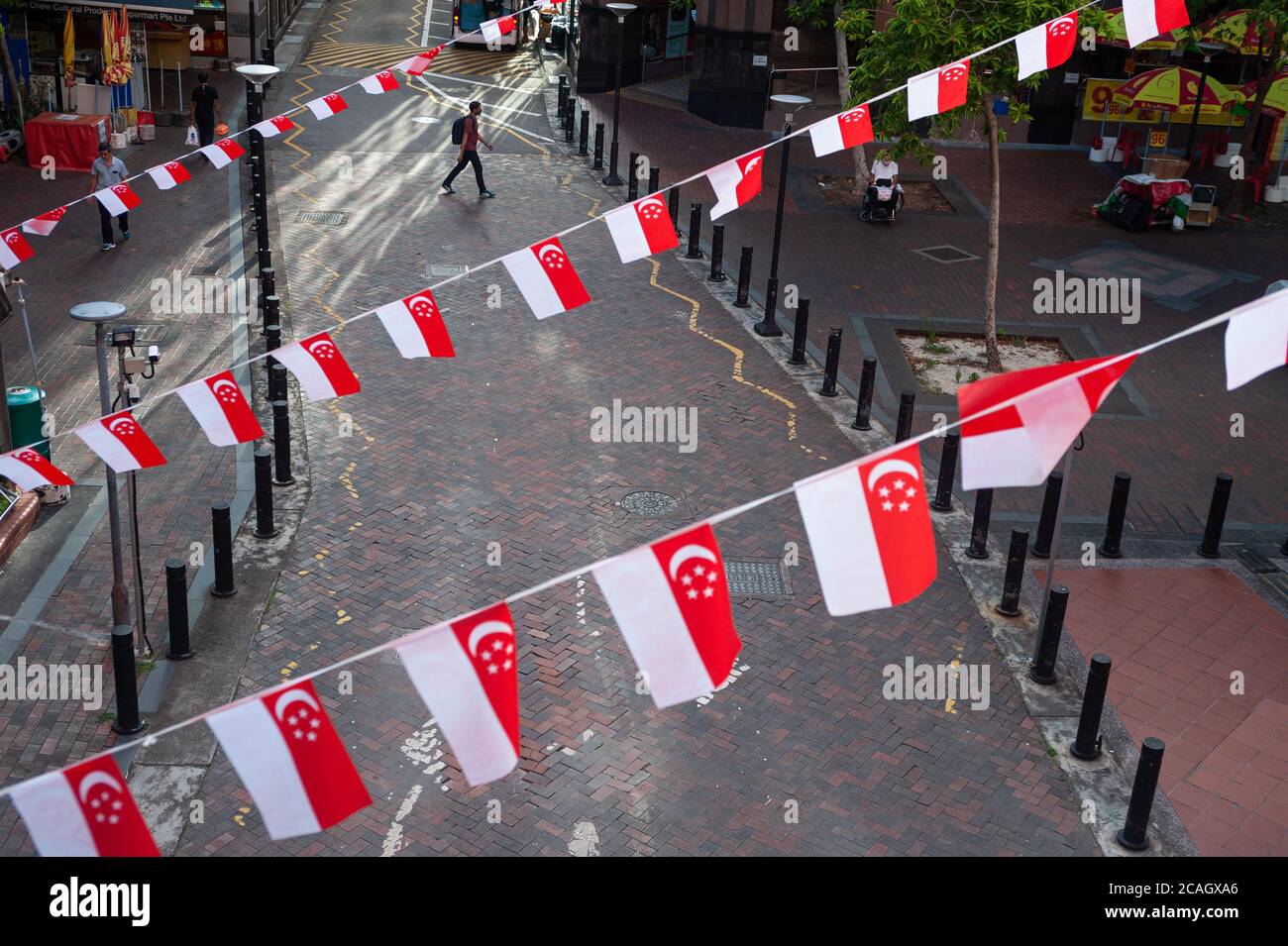 16.07.2020, Singapur, , Singapur - erhöhte Ansicht von kleinen Wimpeln in den Nationalfarben des Stadtstaates, die wie Wimpelketten flattern Stockfoto