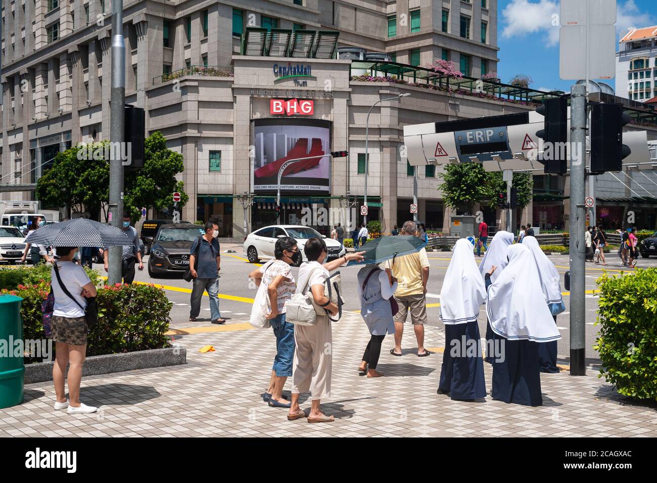 17.07.2020, Singapur, , Singapur - EINE Straßenszene in der Innenstadt zeigt Menschen an einer Fußgängerüberfahrt der Bugis Junction nach dem Heben Stockfoto