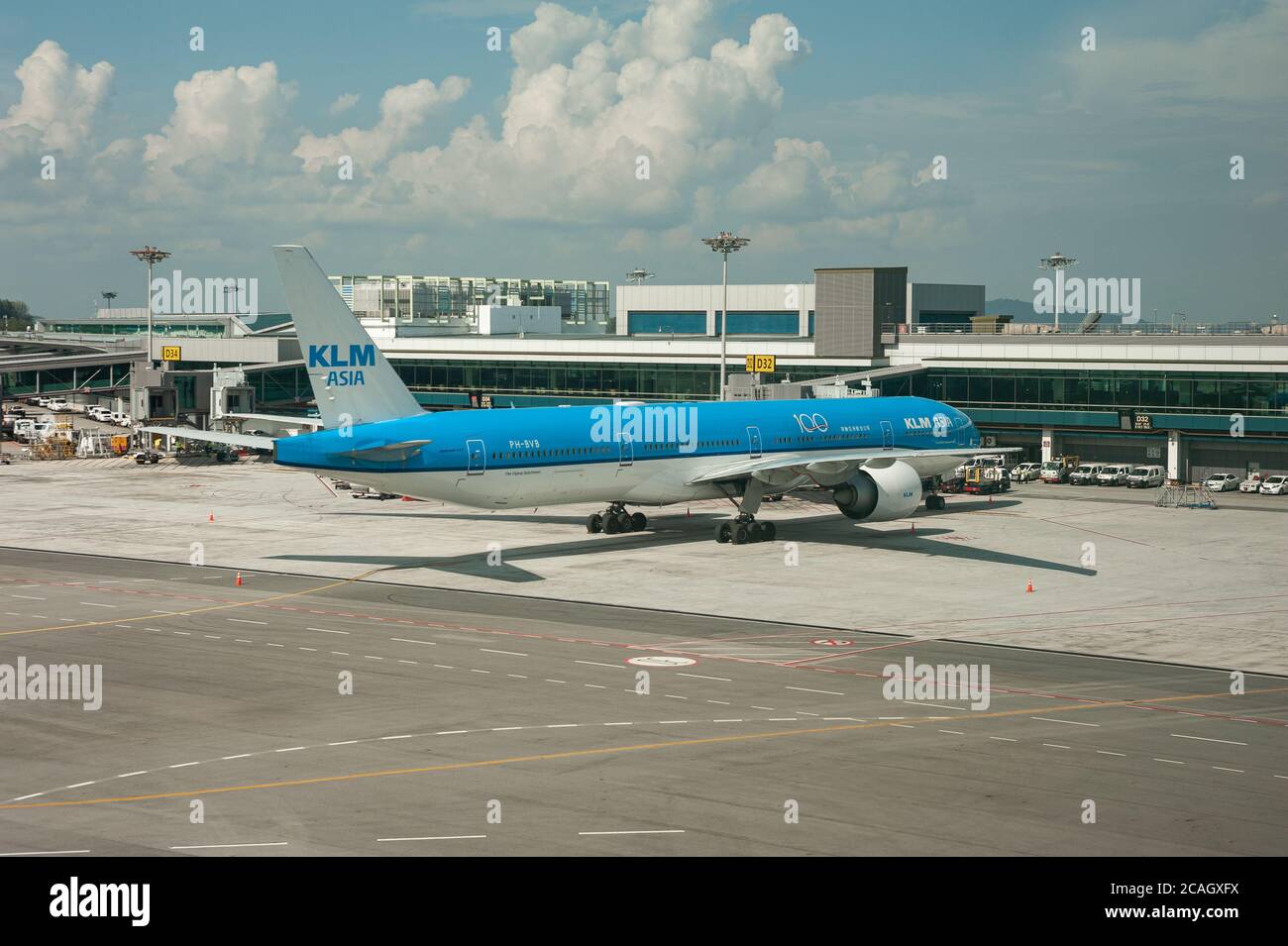 30.07.2020, Singapur, , Singapur - Boeing 777-300 Passagierflugzeug der niederländischen KLM Asia an einem Gate am Terminal 1 des Changi Flughafens. Die globale Verbreitung Stockfoto
