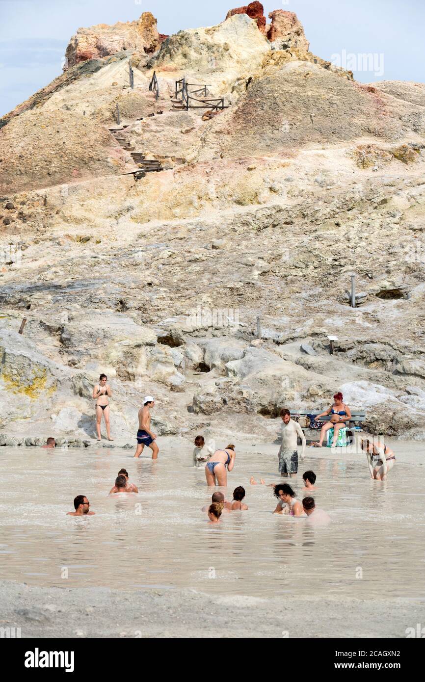 20.08.2018, Vulcano, Sizilien, Italien - Touristen und Einheimische nehmen ein Schwefelbad, ein Heilbad im Schwefelschlamm. Vulcano gehört zu den Liparischen Inseln Stockfoto