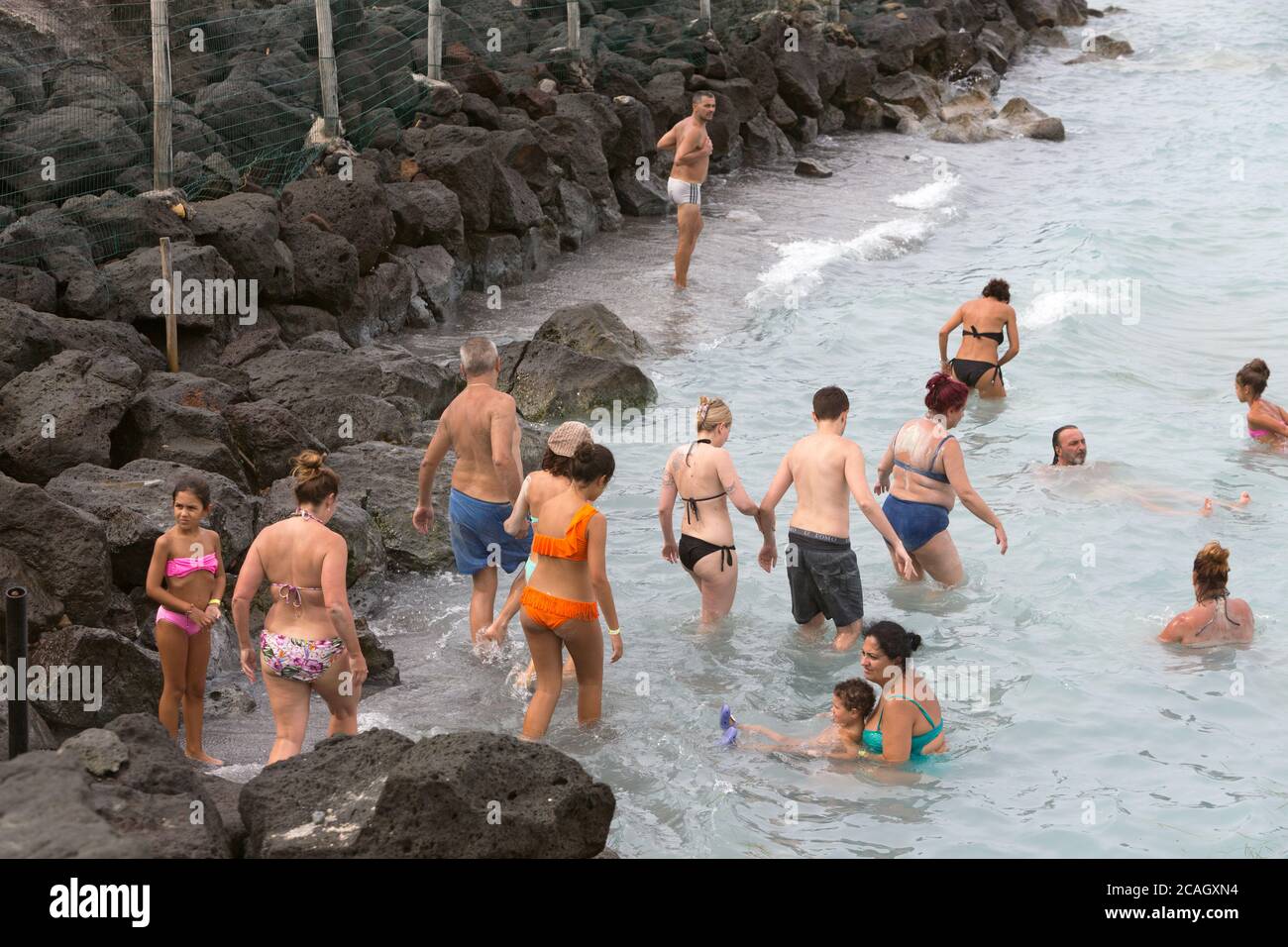 20.08.2018, Vulcano, Sizilien, Italien - Touristen und Einheimische baden in heißen Schwefelquellen. Vulcano gehört zu den Äolischen Inseln und ist vulkanisch Stockfoto