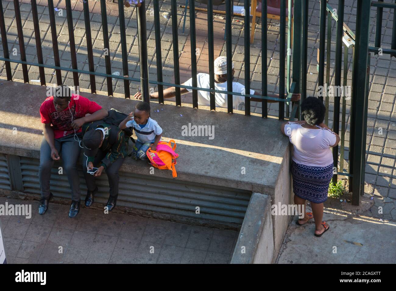 15.10.2018, Johannesburg, Gauteng, Südafrika - durch einen hohen Zaun, gesicherter Eingangsbereich der Outreach Foundation Hillbrow, einem Bezirk in der c Stockfoto