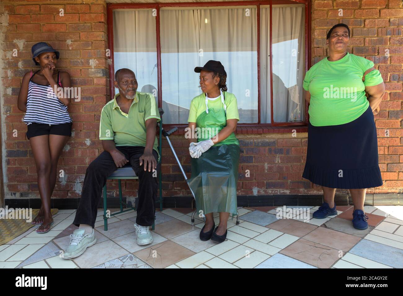18.10.2018, Johannesburg, Gauteng, Südafrika - Krankenschwestern aus dem häuslichen Pflegedienst kümmern sich um einen AIDS-Patienten zu Hause. Diakonie AIDS Ministy Projekte o Stockfoto