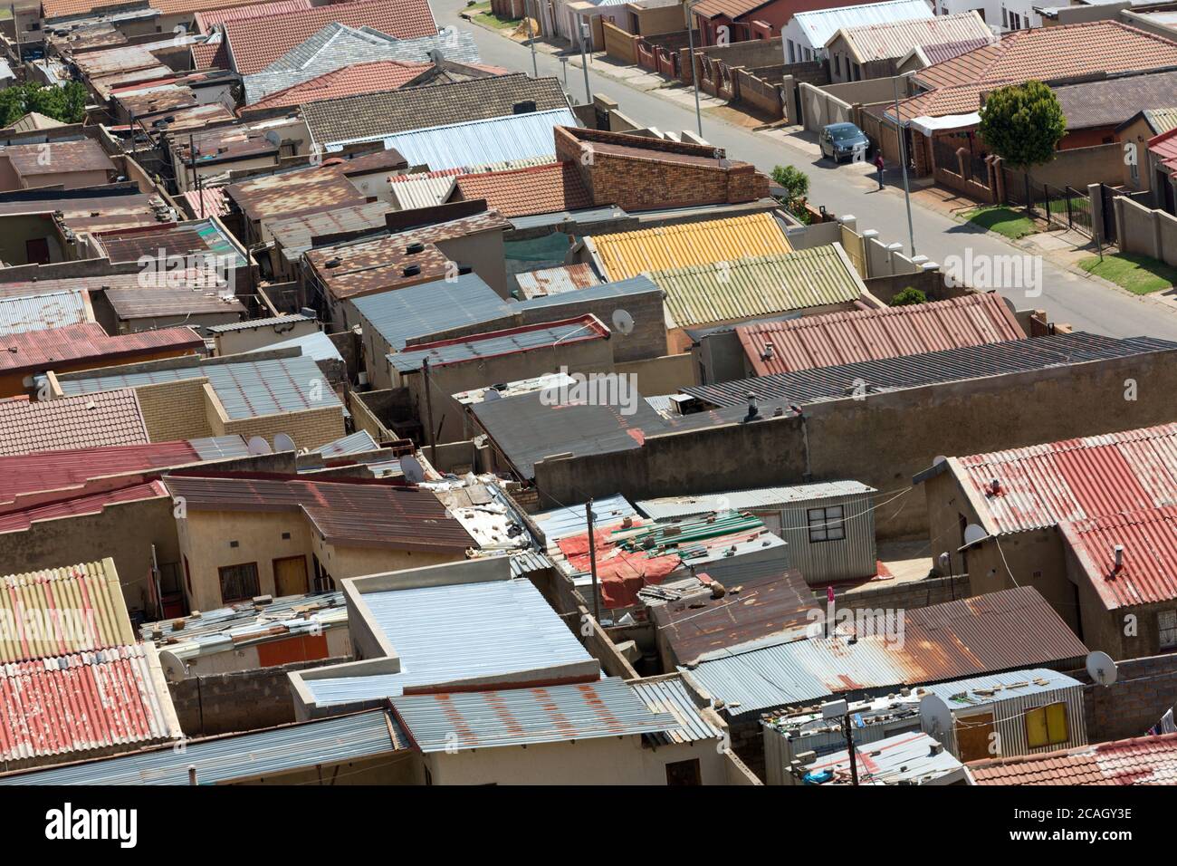 22.10.2018, Johannesburg, Gauteng, Südafrika - Übersicht über Wellblechdächer in der Gemeinde Soweto. 00U181022D001CAROEX.JPG [MODELLVERSION: NEIN Stockfoto