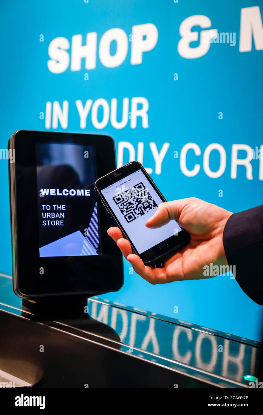 19.02.2020, Düsseldorf, Nordrhein-Westfalen, Deutschland - Zugangscode-Autorisierung mit QR-Code im 24/7 Urban Store der Zukunft, mobile Paymen Stockfoto