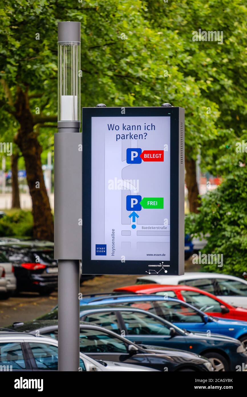 18.06.2020, Essen, Nordrhein-Westfalen, Deutschland - Intelligente Polen, intelligente Straßenlampen sind Parkwächter, kostenlose Ladestation für Elektro Stockfoto