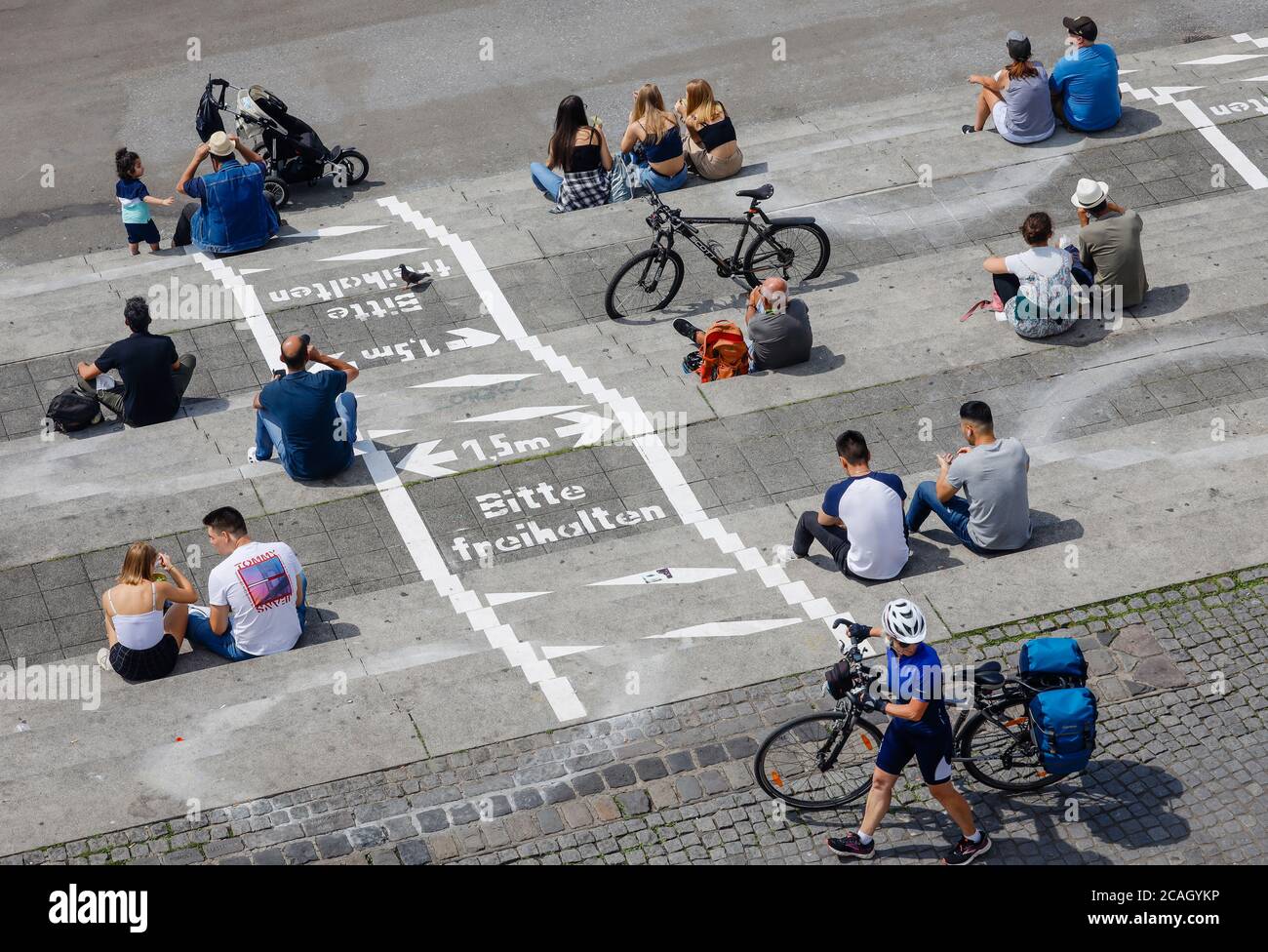 18.07.2020, Düsseldorf, Nordrhein-Westfalen, Deutschland - Rheinufer Promenade in Zeiten der Corona-Pandemie, auf der Rheintreppe am Burgplatz, Menschen Stockfoto