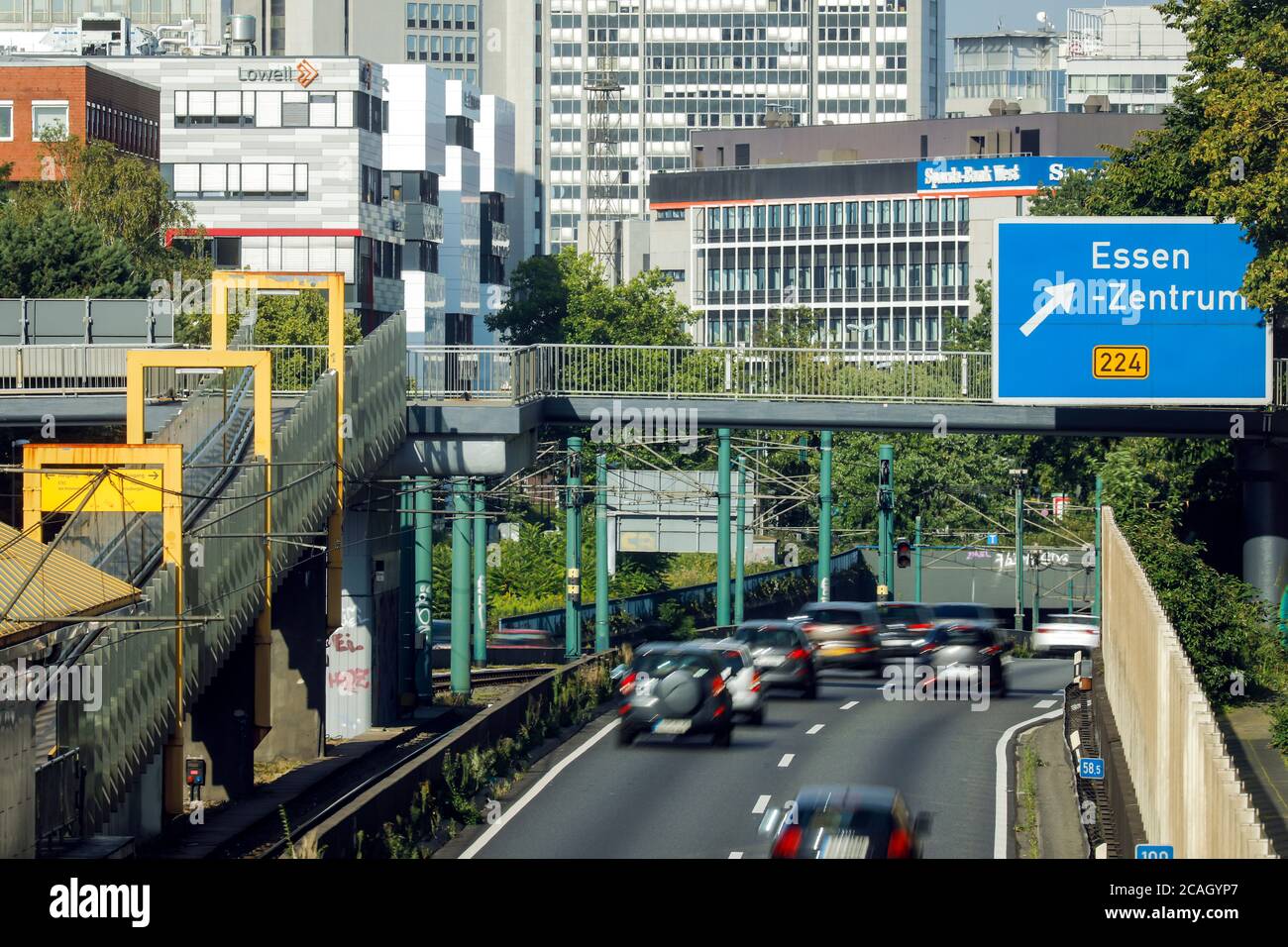 23.07.2020, Essen, Nordrhein-Westfalen, Deutschland - City view Essen, Autos auf der Autobahn A40 Ausfahrt Essen-Zentrum mit Blick in die Essener Innenstadt. Stockfoto