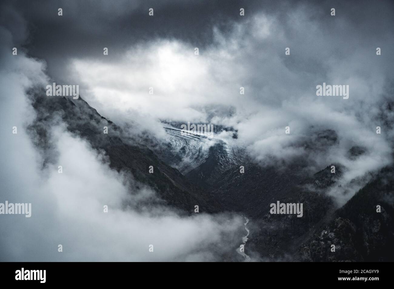 moody and dark scenery on Aletsch Glacier an a cloudy and regeny day Stockfoto