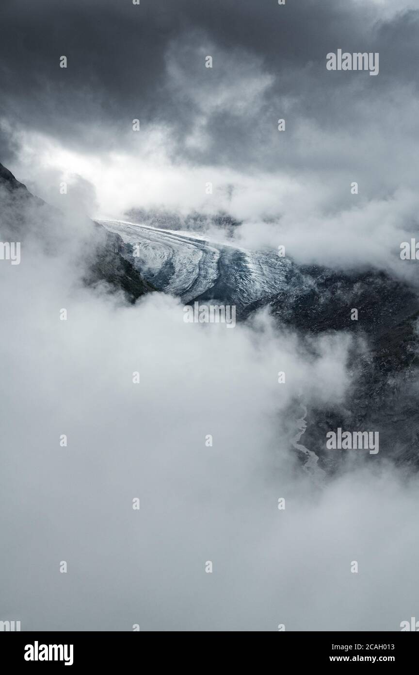 Aletsch Gletscher umgeben von Wolken Stockfoto