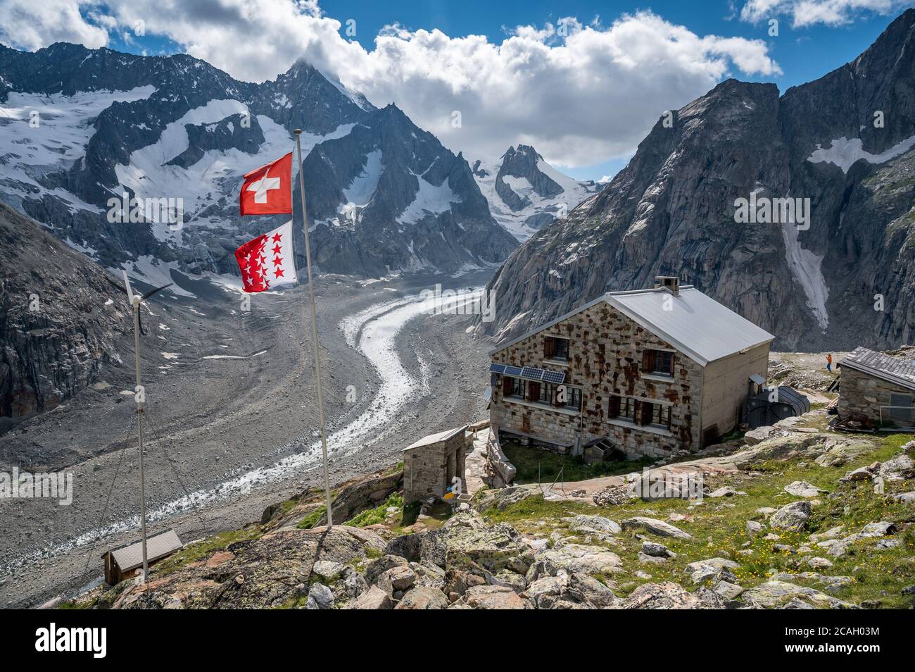 Oberaletschhütte mit Oberaletschgletscher und Schweizer und Walliser
